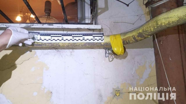 Неизвестные прикрепили к газовой трубе жилого дом в центре Одессы гранату. Фото