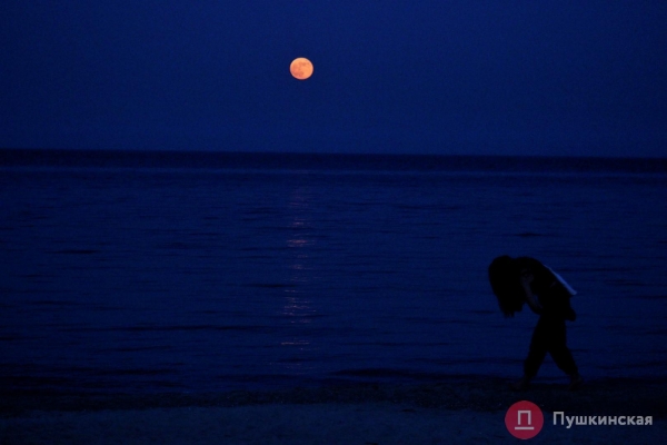 Как одесситы на берегу Черного моря красную суперлуну встречали. Фоторепортаж