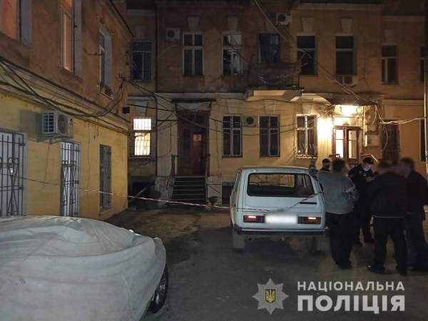 Неизвестные прикрепили к газовой трубе жилого дом в центре Одессы гранату. Фото