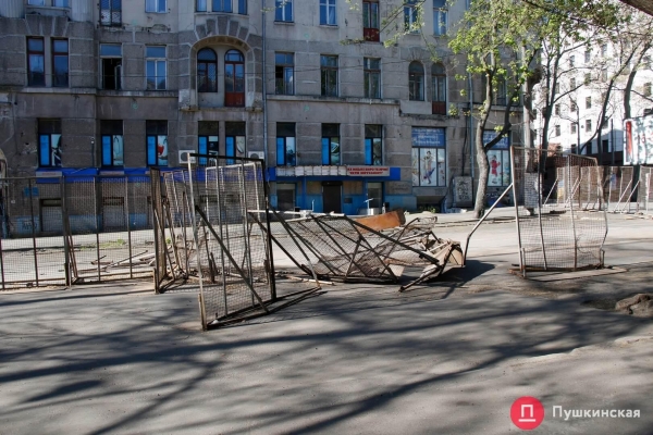 Ночью в Одессе снесли ограду возле сгоревшего колледжа на Троицкой. Фото