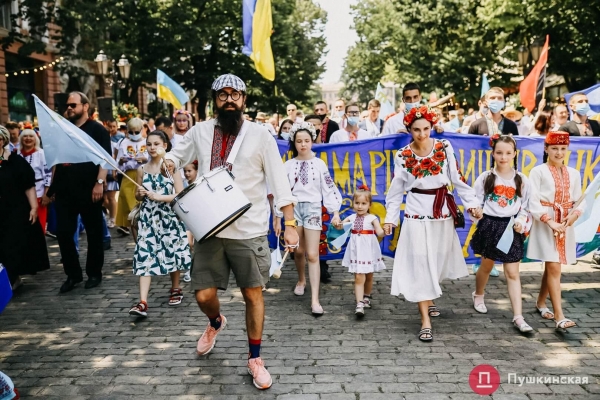 По Одессе прошел Мегамарш в вышиванках: как это было. Фоторепортаж