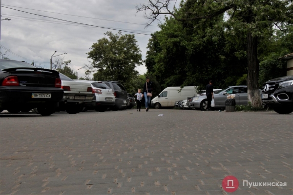 Возле одесской больницы хотят сделать парковку за 3,5 миллиона. Фото