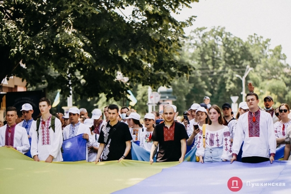 По Одессе прошел Мегамарш в вышиванках: как это было. Фоторепортаж