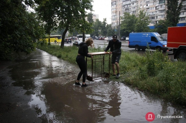 ​Большому ливню - большой потоп: улица Балковская ушла под воду. Видео