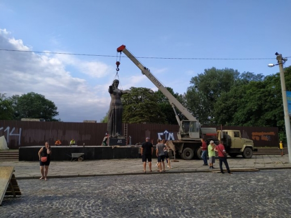 Во Львове снесли скульптуру красноармейца и Родины-матери