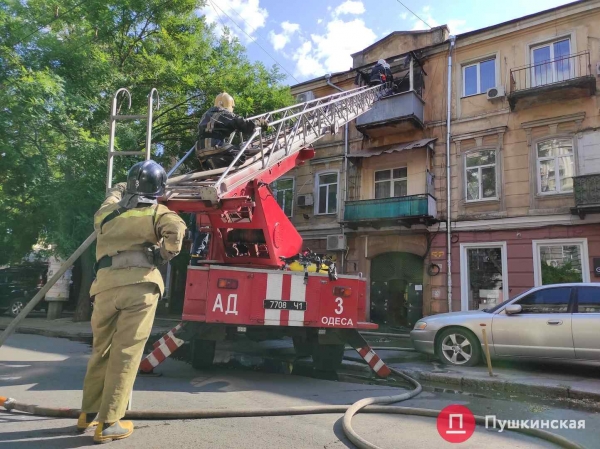 В центре Одессы загорелся жилой дом, на месте работает ГСЧС. Видео, обновлено