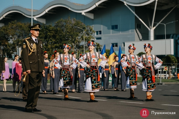 Возле аэропорта Одессы подняли большой флаг Украины: как это было. Фото