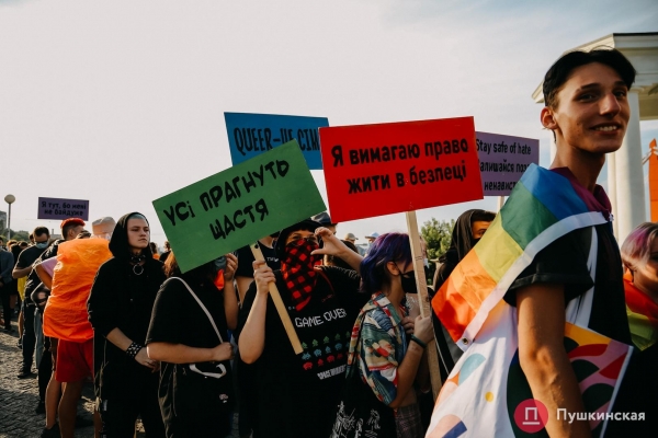 «Жить свободно, жить без страха»: как в Одессе прошел ЛГБТ-прайд. Фоторепортаж