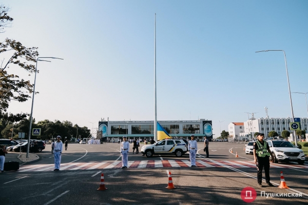 Возле аэропорта Одессы подняли большой флаг Украины: как это было. Фото