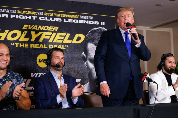 Холіфілд — Белфорт: відео нокауту в бою легенд боксу та UFC