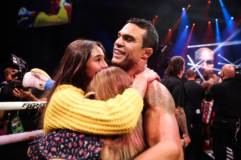 Холіфілд — Белфорт: відео нокауту в бою легенд боксу та UFC