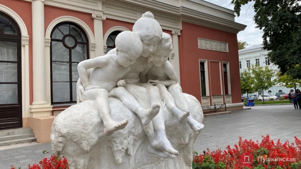 Ребенку-скульптуре в самом центре Одессы вернули ступню, но ремонтировать весь памятник пока не будут