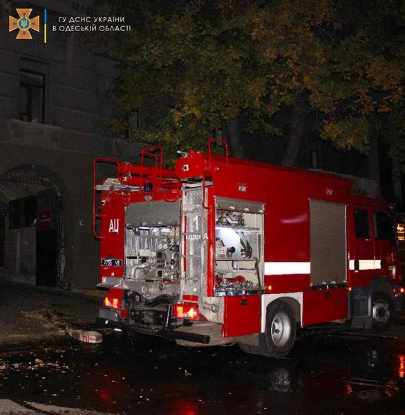 В заброшенном доме в центре Одессы произошел пожар: пострадал мужчина