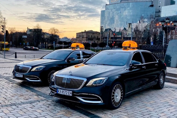 
По киевским дорогам рассекают такси Maybach и Bentley: во сколько обойдется премиум-поездка
