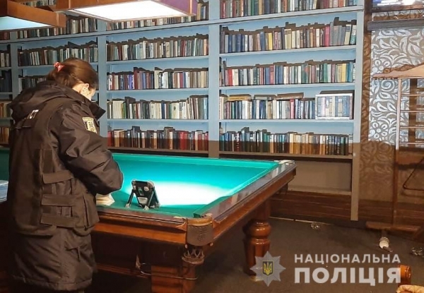 В бильярдном клубе на Посмитного произошла стрельба: один человек погиб. Фото