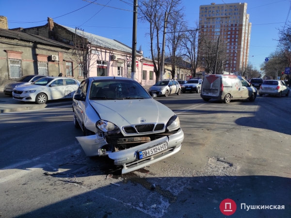 В Одессе автобус попал в ДТП: вылетел на встречку, снес дерево и врезался в мотосалон. Фото, обновлено