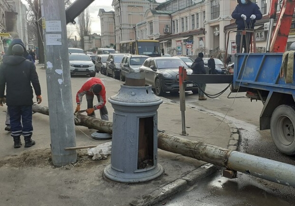 В центре Одессы коммунальщики спилили старинные столбы
