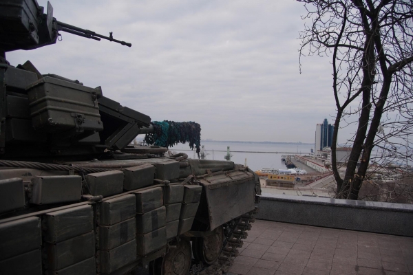 Боевая сталь на страже Одессы: военные сделали необычный фоторепортаж из центральной части города