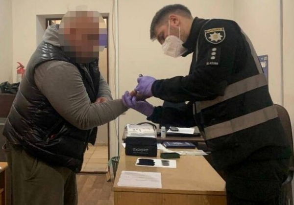 Бросался камнями: в Одессе ссора двух мужчин закончилась стрельбой и травмой