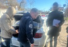Ждали у почты: в Одесской области полицейские вымогали 10 000 долларов у наркоторговцев