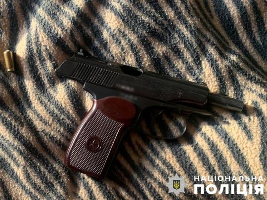 В Києві чоловік стріляв з балкона багатоповерхівки, йому загрожує до 5 років за гратами
