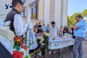 В Одессе состоялось прощание с четырехлетней Златой, погибшей от российского удара