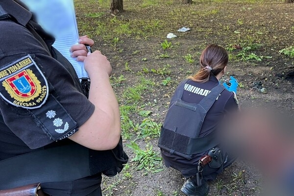 В Одессе в парке обнаружили тело мужчины рядом с обломками гранаты
