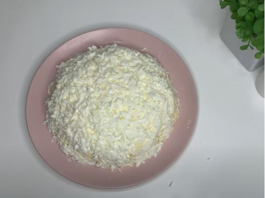 Святковий салат «Курочка під снігом»: його рецепт гості почнуть запитувати після першого шматочку