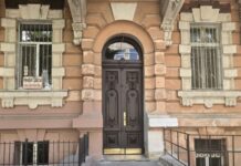 В Одессе возобновили парадную дверь в доме Амбеликопуло: фотоотчет