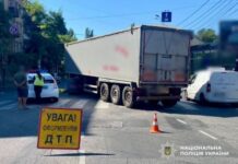 В Одессе под колесами фуры погибла женщина: подробности аварии