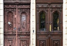 В центре Одессы восстановили двери в старинном доме